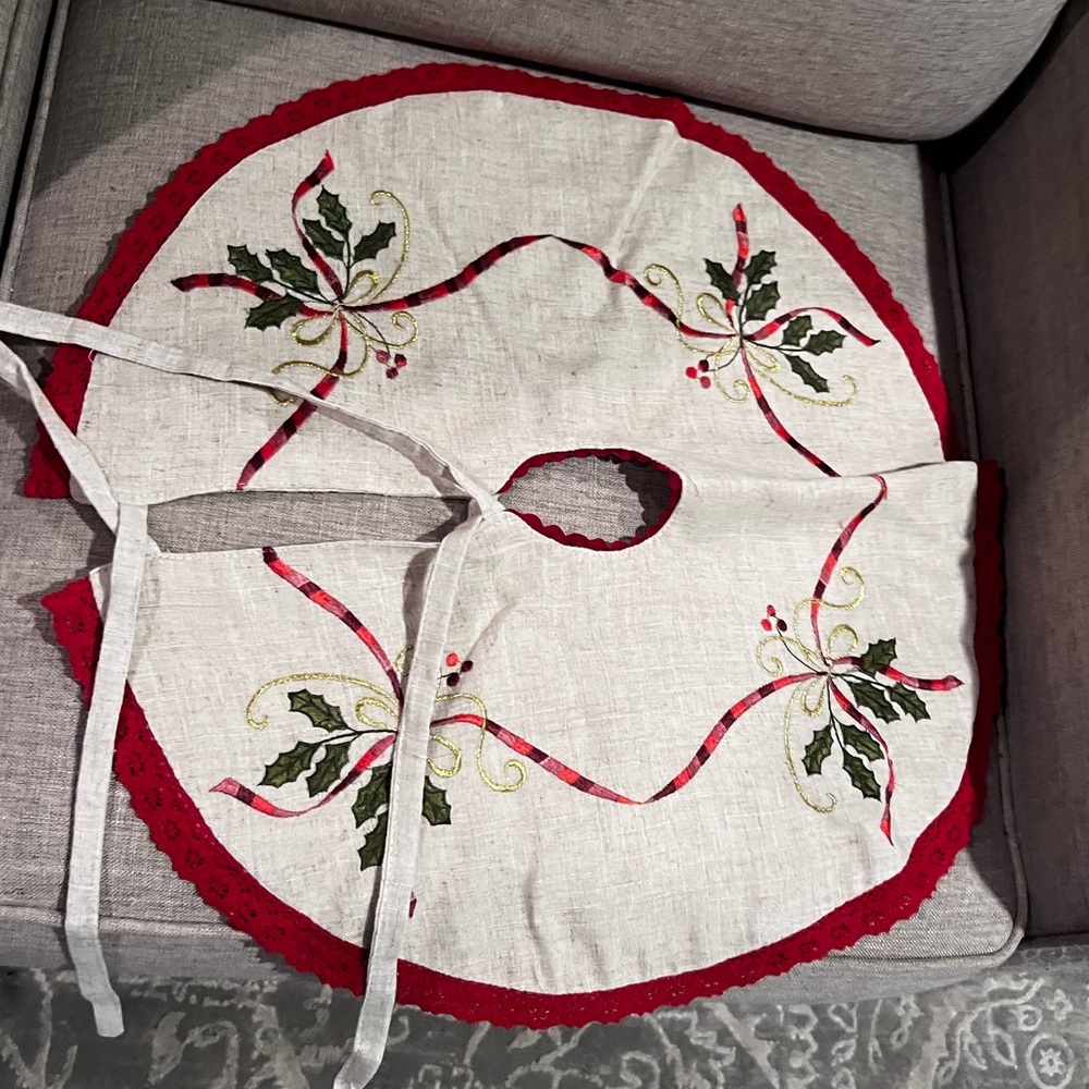 Vintage embroidered Christmas tree skirt with a red crocheted trim - Picture 3 of 13